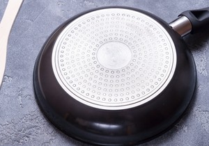 Metoda dva čaše čisti zagorelo posuđe bez hemikalija i žičanih sunđera