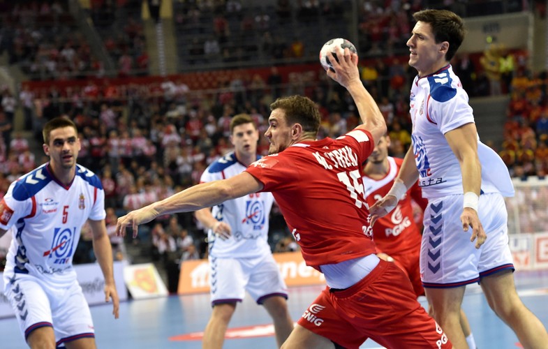 Michał Jurecki (C) i Serb Nemanja Zelenovic (P) podczas meczu grupy A mistrzostw Europy piłkarzy ręcznych w Krakowie