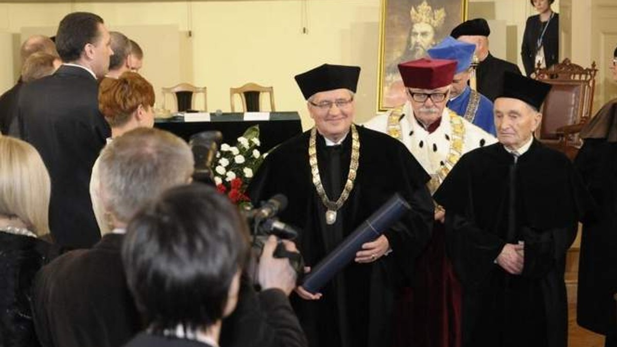 Roman Jasiakiewicz, przewodniczący Rady Miasta, przesłał do prof. Janusza Ostoi-Zagórskiego, rektora Uniwersytetu Kazimierza Wielkiego list, w którym krytykuje organizację uroczystości nadania tytułu doktora honoris causa UKW prezydentowi Bronisławowi Komorowskiemu.