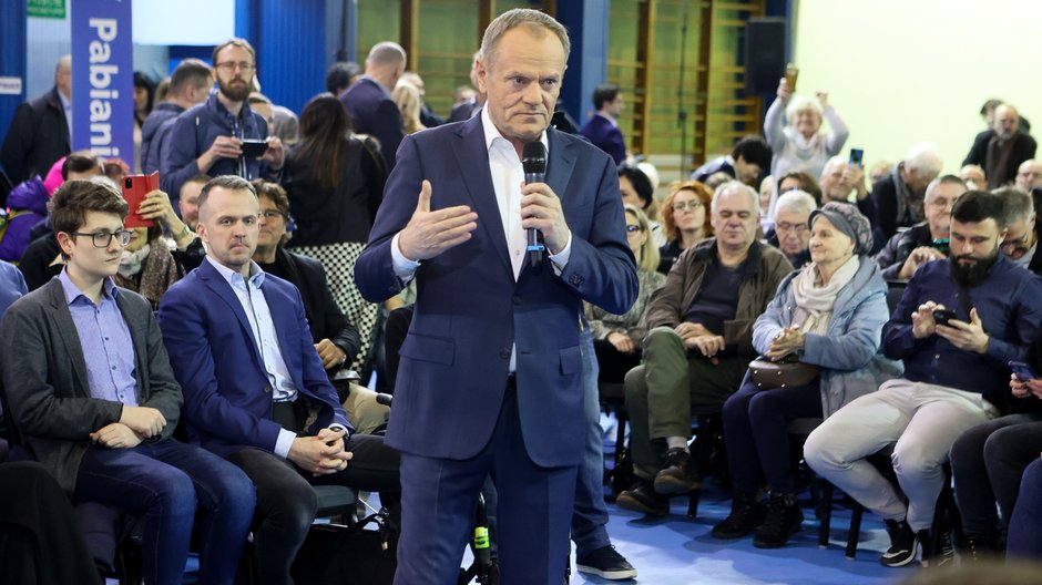 Donald Tusk podczas spotkania z wyborcami w Pabianicach