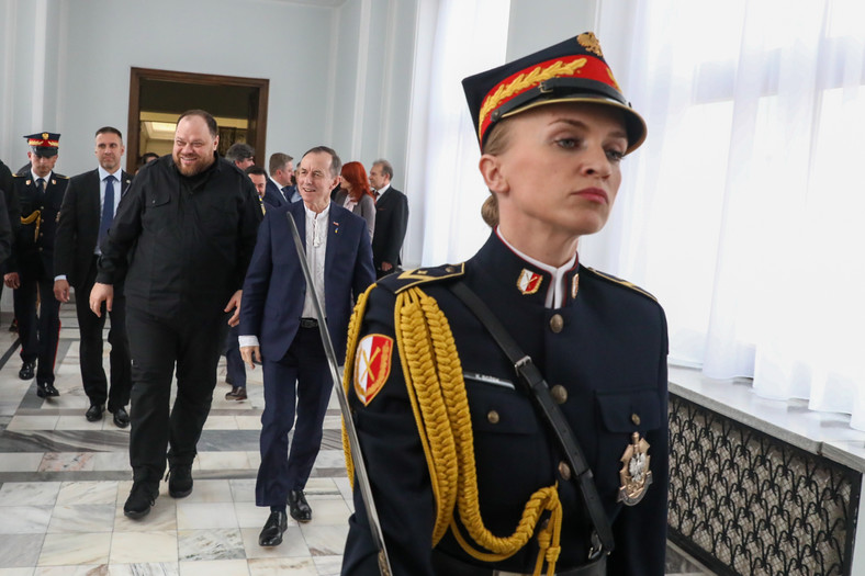 Członkini straży marszałkowskiej, a w tle marszałek Senatu Tomasz Grodzki i przewodniczący Rady Najwyższej Ukrainy Rusłan Stefanczuk