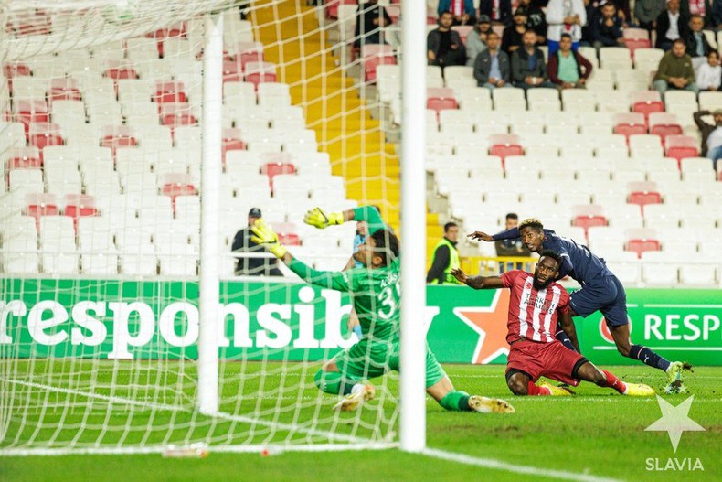 Les fusils de la maison d'ouverture de Peter Olayinka.