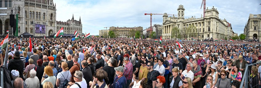 Desetine hiljada ljudi marširalo je Budimpeštom protiv Viktora Orbana