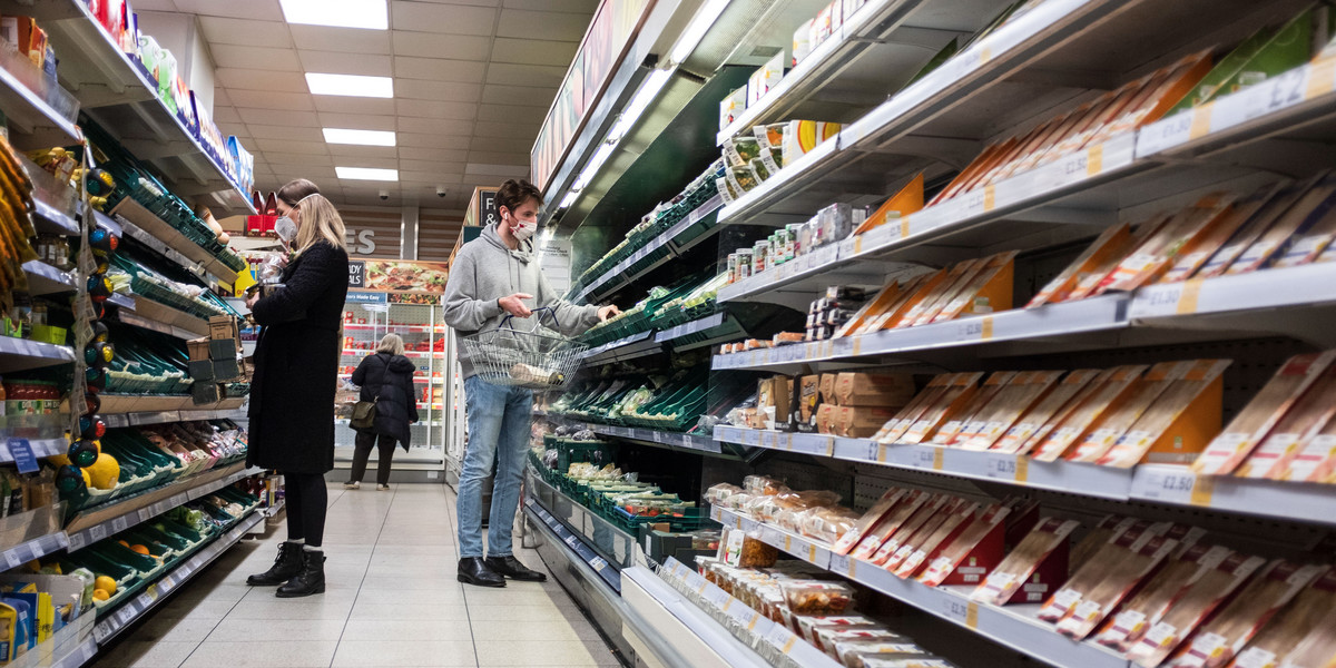 Supermarkety mają coraz większe trudności z utrzymaniem ciągłości zaopatrzenia i godzin otwarcia.