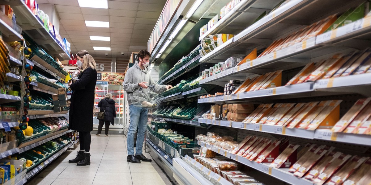 Supermarkety mają coraz większe trudności z utrzymaniem ciągłości zaopatrzenia i godzin otwarcia.