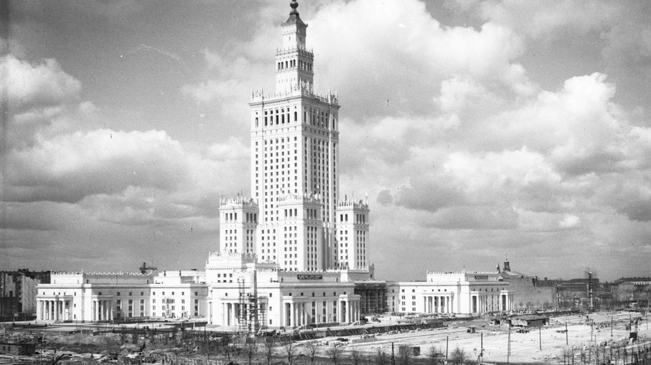 Pałac Kultury i Nauki w Warszawie - zdjęcie pochodzi z Narodowego Archiwum Cyfrowego - domena publiczna