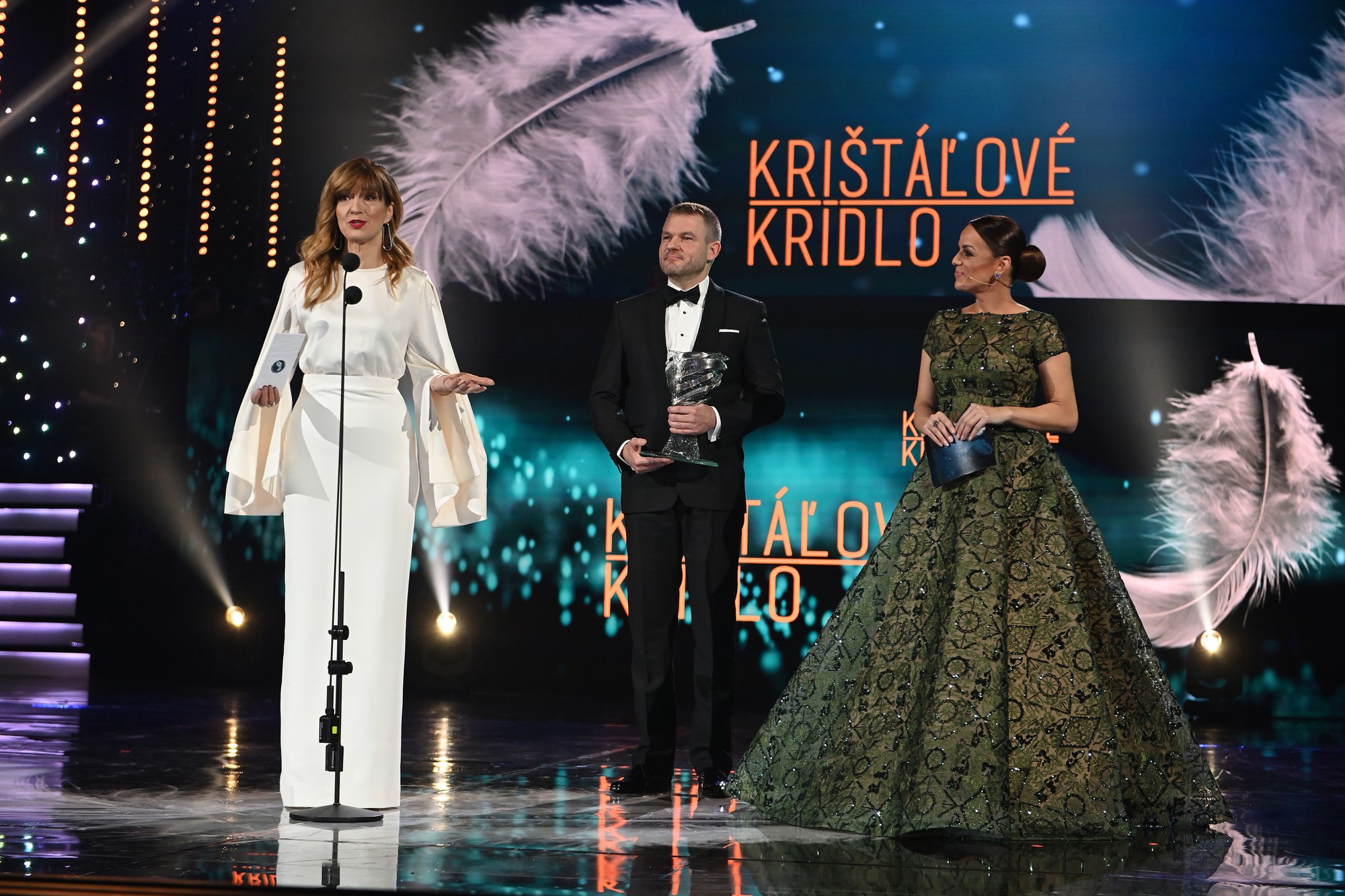 Na snímke zľava moderátorka RTVS Jarmila Lajčáková Hargašová, vtedajší premiér SR Peter Pellegrini a moderátorka Karin Haydu počas odovzdávania ocenení Krištáľové krídlo za rok 2018.