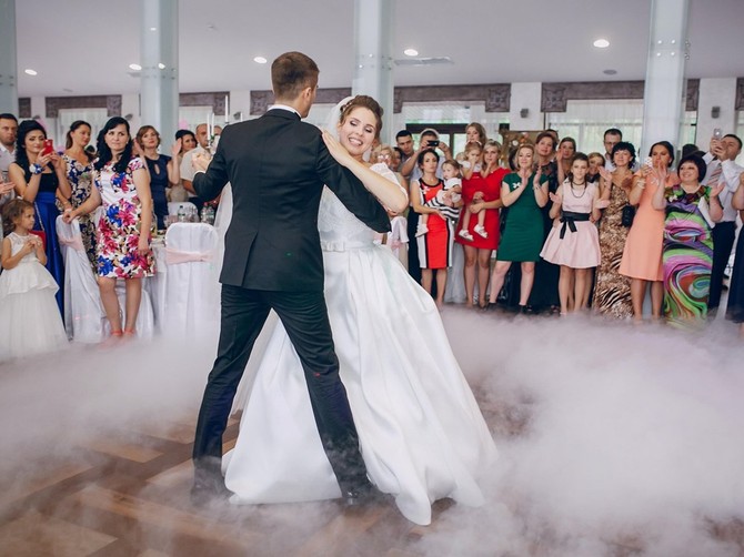 Mladoženjin skandalozni ples šokirao sve goste na svadbi