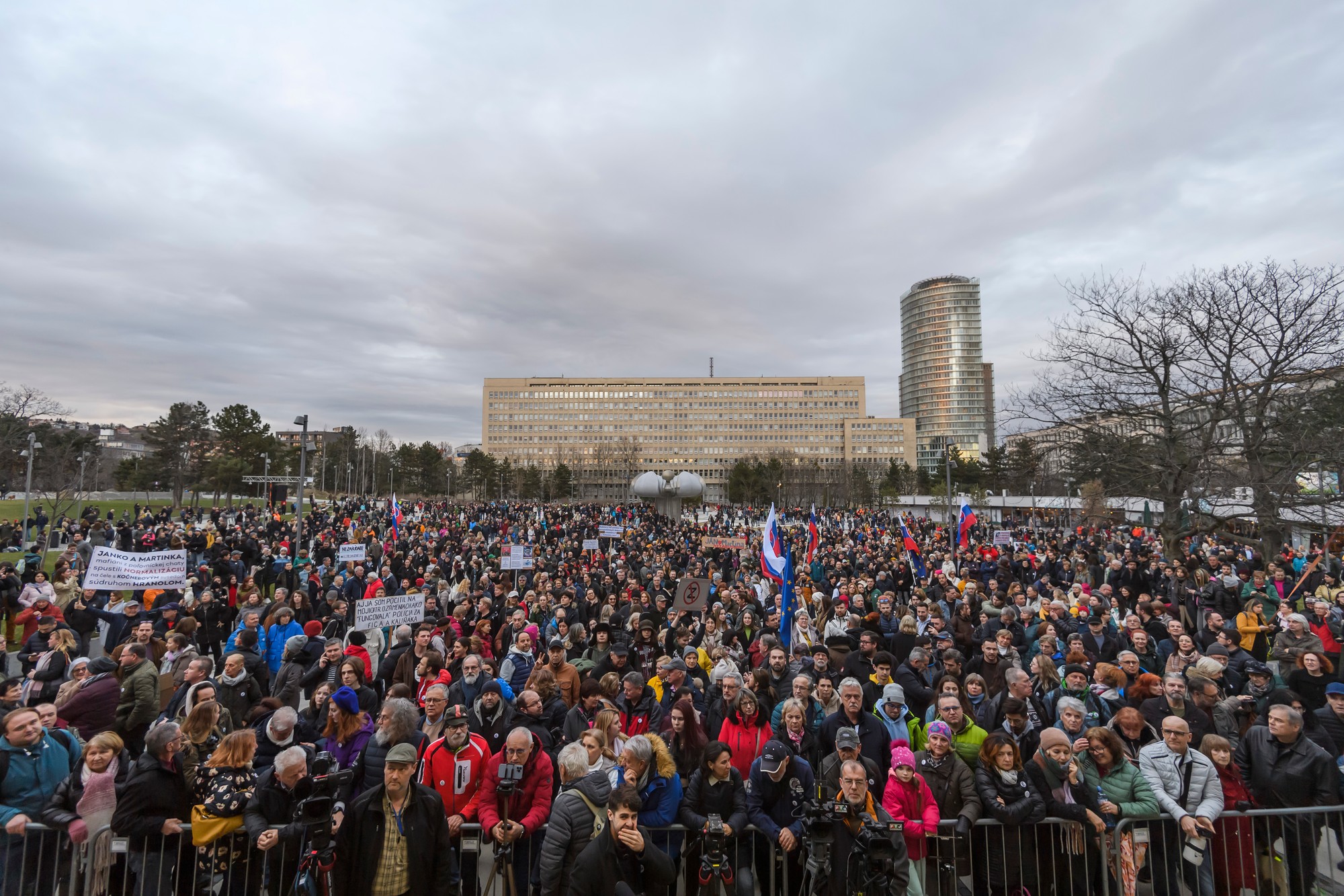 Protestujúci počas zhromaždenia iniciatívy Za slušné Slovensko na 6. výročie vraždy Jána Kuciaka a Martiny Kušnírovej v Bratislave.