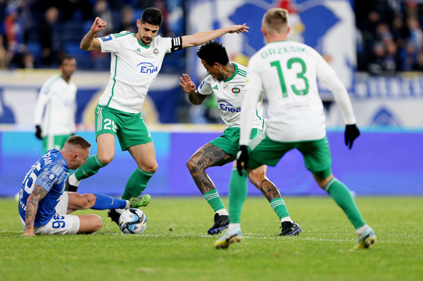 Zawodnik Ruchu Chorzów Daniel Szczepan (L) oraz Raphael Rossi (2L) i Pedro Henrique (2P) z Radomiaka Radom podczas meczu 15. kolejki piłkarskiej Ekstraklasy