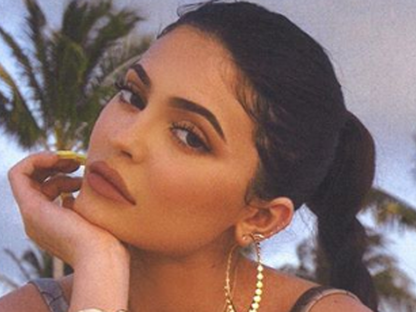Kylie Jenner pénznek öltözött...igen, PÉNZNEK