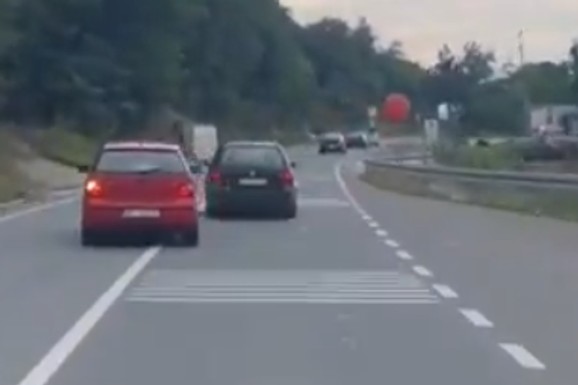 SEKUNDE IH DELILE OD TRAGEDIJE! Za dlaku izbegnut sudar kod Novog Pazara: Snimak izazvao lavinu komentara (VIDEO)