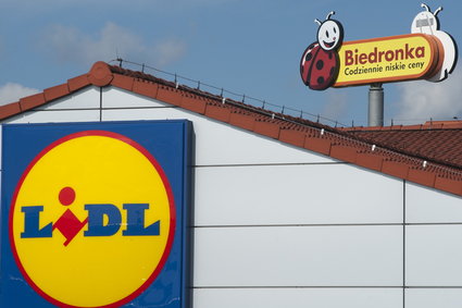 Lidl i Biedronka walczą o pracowników. Oto co oferują