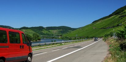 Rodzice zapomnieli o 3-letniej córce. Zostawili ją przy autostradzie