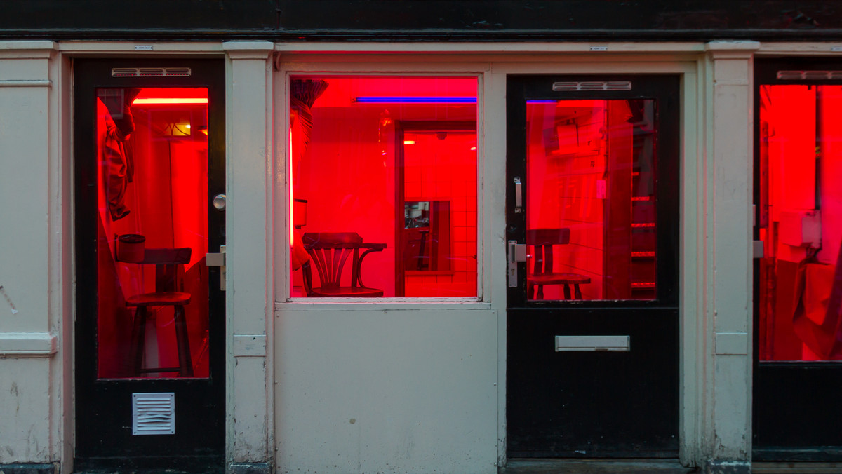Amsterdam: wystawy z prostytutkami znikną z dzielnicy czerwonych latarni?