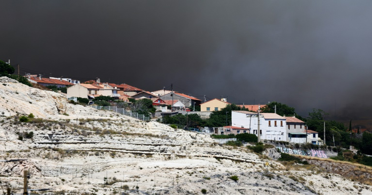 Incendies sud France : Marseille touchée, aéroport fermé