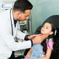 Rekedt vagy máshogyan cseng a gyereke hangja? Az orvos elmondja, mi okozhatja