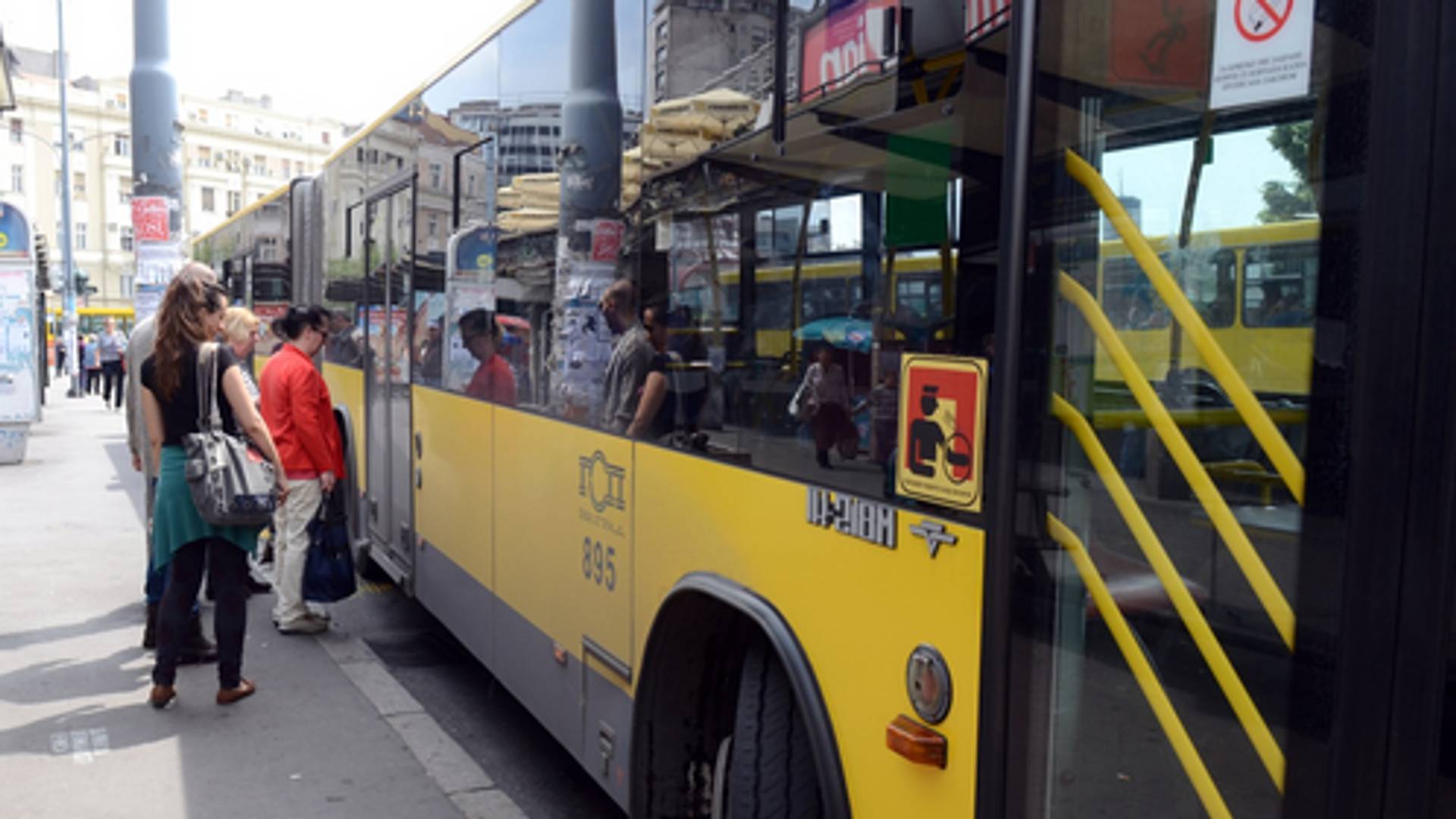 Vozač GSP je izbacio majku s bebom iz autobusa i pokrenuo poražavajuću raspravu na Fejsu