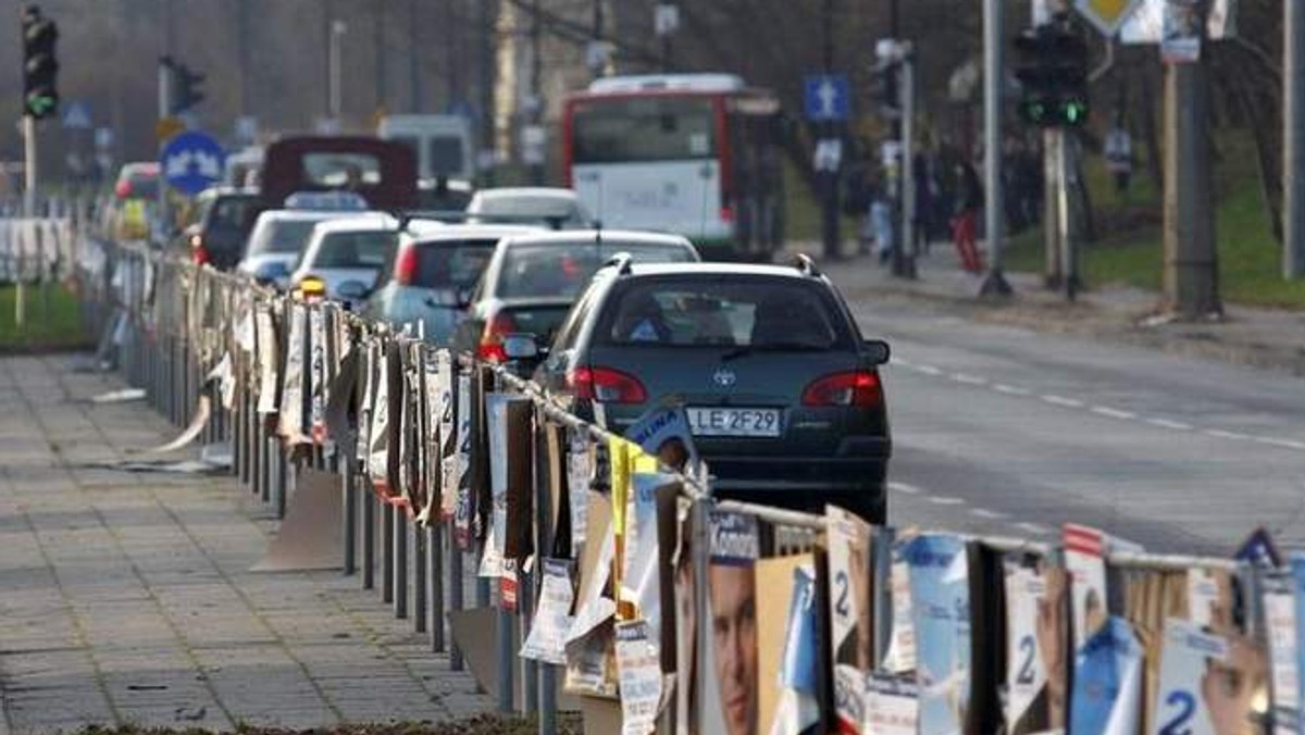 Za miesiąc okaże się, czy Rada Miasta podejmie walkę z zaśmiecaniem ulic plakatami polityków. Sprawdzamy, jak do pomysłów ograniczających wieszanie takich reklam podchodzą poszczególni radni - informuje "Dziennik Wschodni".