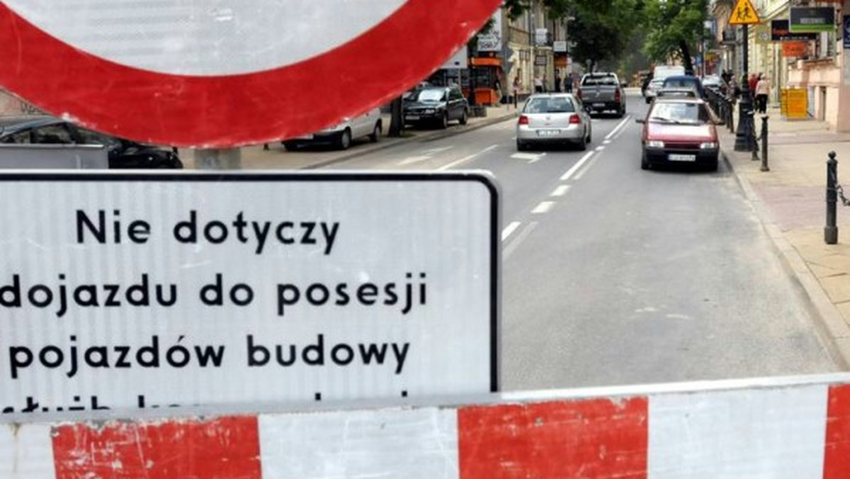 Chodzi o odcinek od Okopowej do Konopnickiej. Kierowcy parkują za darmo, mimo że to obszar płatnej strefy parkowania.