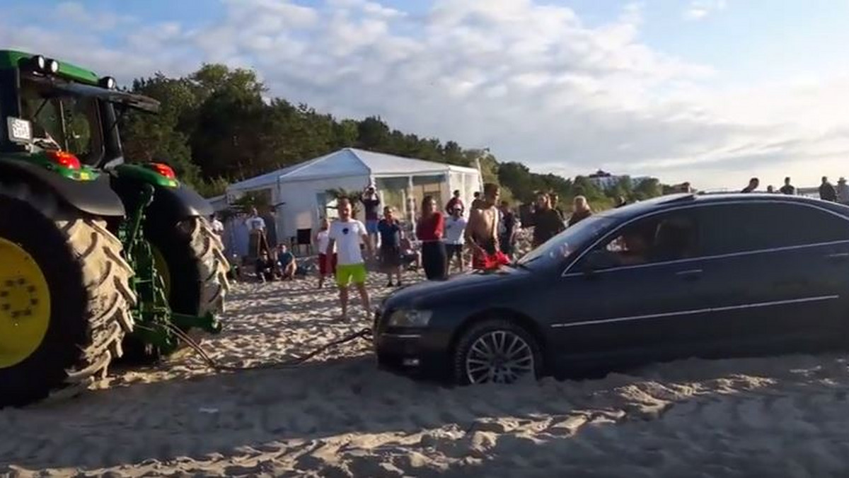 Polski kierowca z Dolnego Śląska pomylił sobie polską plażę z położoną na Florydzie Daytona Beach, na którą można wjechać samochodem. Mężczyzna podjechał swoim Audi blisko morza na plaży w Międzyzdrojach, żeby zapakować na przyczepę swoją skuter wodny.