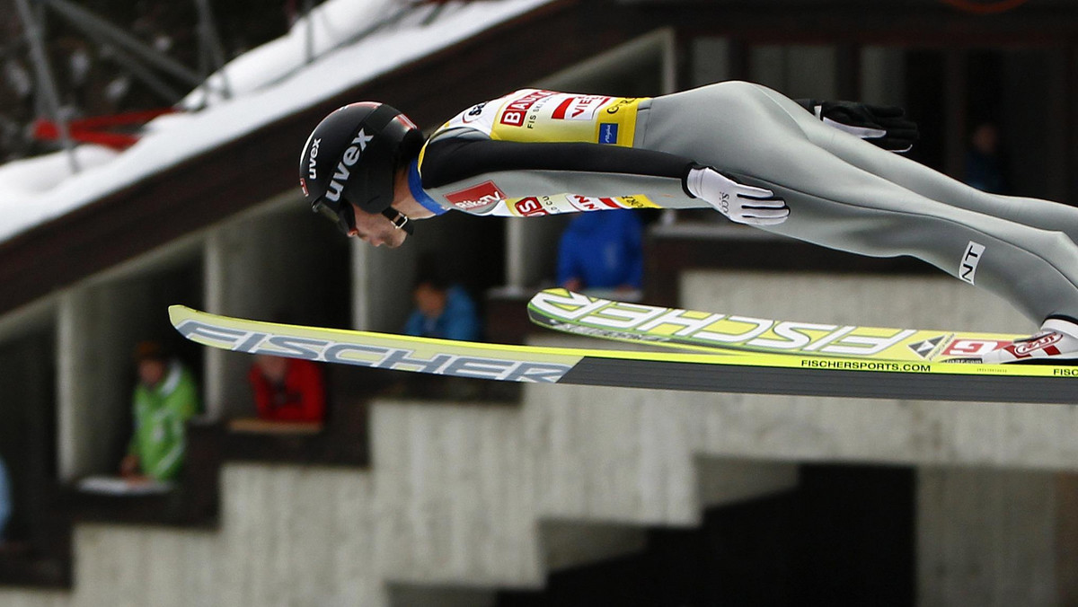 W serii próbnej przed sobotnim konkursem Pucharu Świata w lotach narciarskich w Oberstdorfie najlepszy okazał się lider klasyfikacji generalnej, Norweg Anders Bardal, który poszybował aż 211 metrów. Drugie miejsce zajął Japończyk Daiki Ito po skoku na 200,5 m, a trzeci był Niemiec Richard Freitag (202,5 m). Tuż za czołową trójką uplasował się Kamil Stoch.