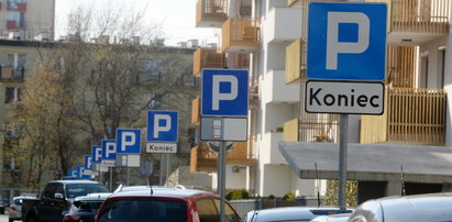 Absurd na krakowskim osiedlu. Kierowcy łapią się za głowy!
