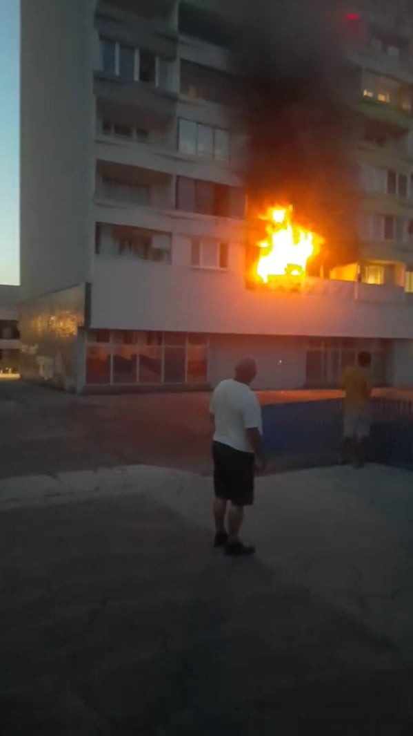 Hasiči bojujú s požiarom.