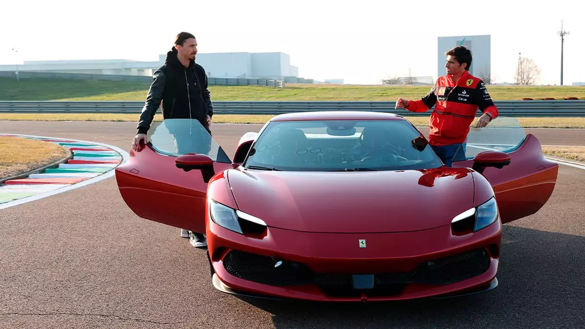 Zlatan Ibrahimović i Carlos Sainz w Ferrari 296 GTB na torze Fiorano