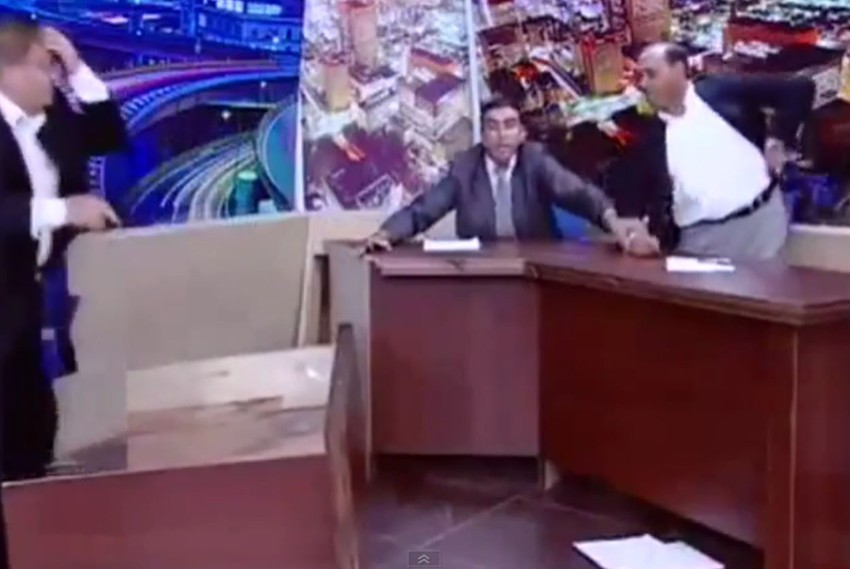 Šavapka poseže za pištoljem koji je zadenut za pojas