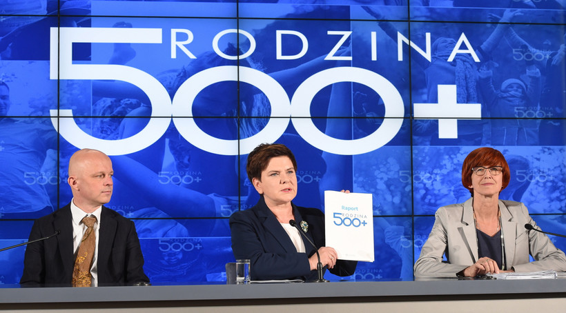 Premier Beata Szydło, minister rodziny, pracy i polityki społecznej Elżbieta Rafalska i minister finansów Paweł Szałamacha podczas konferencji prasowej podsumowującej trzy miesiące programu "Rodzina 500 Plus"