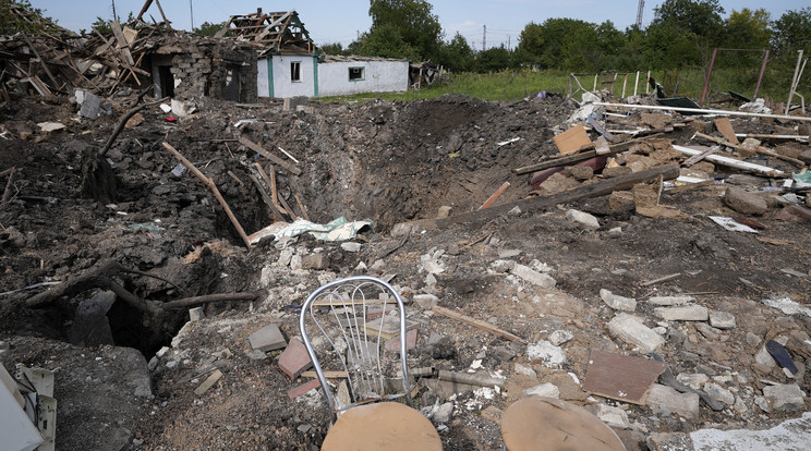 Orosz támadásban megrongálódott lakóépület maradványai a Dnyipropetrovszk megyében augusztusban / Fotó: MTI/AP/Inna Varenytsia