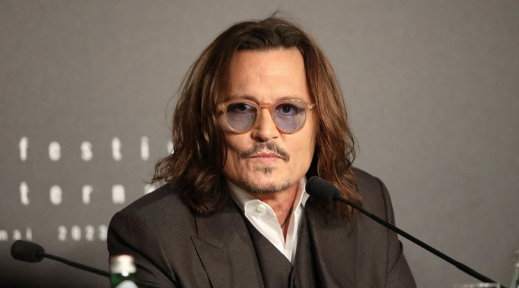 Johnny Depp mankó segítségével jár / Fotó: Northfoto