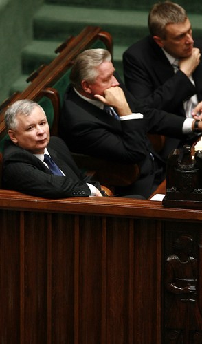 Premier Kaczyński z wicepremierami Lepperem i Giertychem. Według dowcipu, gdy zamawiał z nimi dania w restauracji, kelner spytał: a przystawki? Premier odpowiedział: przystawki zjedzą to co ja. Ale to z powodu przystawek stracił większość w parlamencie i musiał się w 2007 roku zgodzić na wcześniejsze wybory.