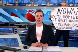 Protest przeciwko wojnie w Ukrainie na antenie 1 Programu rosyjskiej telewizji