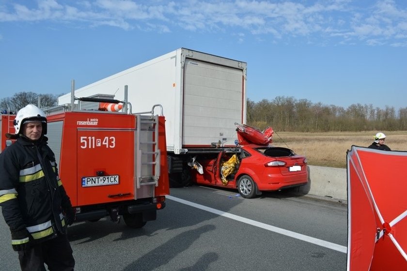 Osobówka wbiła się pod naczepę ciężarówki. Kierowca zginął na miejscu