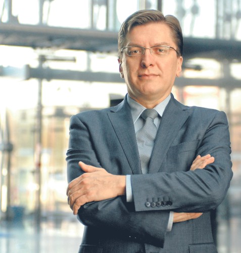 <b>Zbigniew Mazur, p.o. prezesa LOT </b><br>
Zbigniew Mazur już po raz drugi będzie kierował narodowym przewoźnikiem, jednak tylko jako pełniący obowiązki prezes. Tym razem być może będzie musiał pozostać w fotelu na dłużej.<br>
Ministerstwo Skarbu Państwa przekazało LOT-owi już pierwszą transzę pomocy w wysokości 400 mln zł. Zbigniew Mazur z tych pieniędzy będzie musiał zaspokoić wierzycieli w takim stopniu, aby żadnemu z nich nie przyszło do głowy złożyć w sądzie wniosku o upadłość linii. Bo to na pewno pokrzyżowałoby misternie konstruowany od kilku tygodni w MSP plan pomocy upadającej linii.