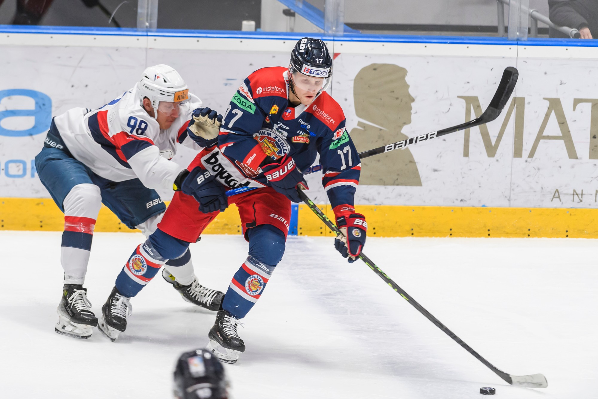 Zľava Andrej Golian (Slovan) a Matej Kašlík (Zvolen).