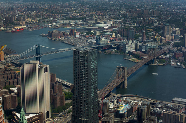 Widok na Manhattan z wieżowca One World Trade Center. Widać The Manhattan Bridge (po lewej) i Brooklyn Bridge. fot. Craig Warga/Bloomberg