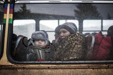 Rendszeres buszjáratokkal utazhatnak tovább Bécsbe a menekültek