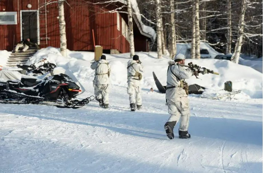 Amerykańskie Zielone Berety podczas szkolenia z fińskimi siłami specjalnymi w Laponii 8 marca