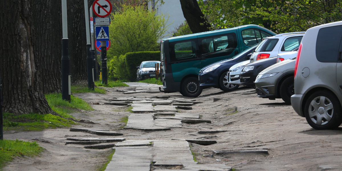 Zniszczone chodniki w Łodzi odstraszają przechodniów 