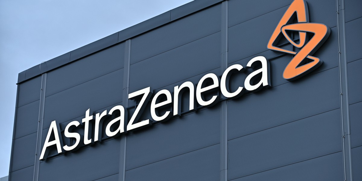 Choć lek Evusheld od AstraZeneca został dopuszczony w USA, to sama szczepionka przeciw COVID-19 wciąż nie.