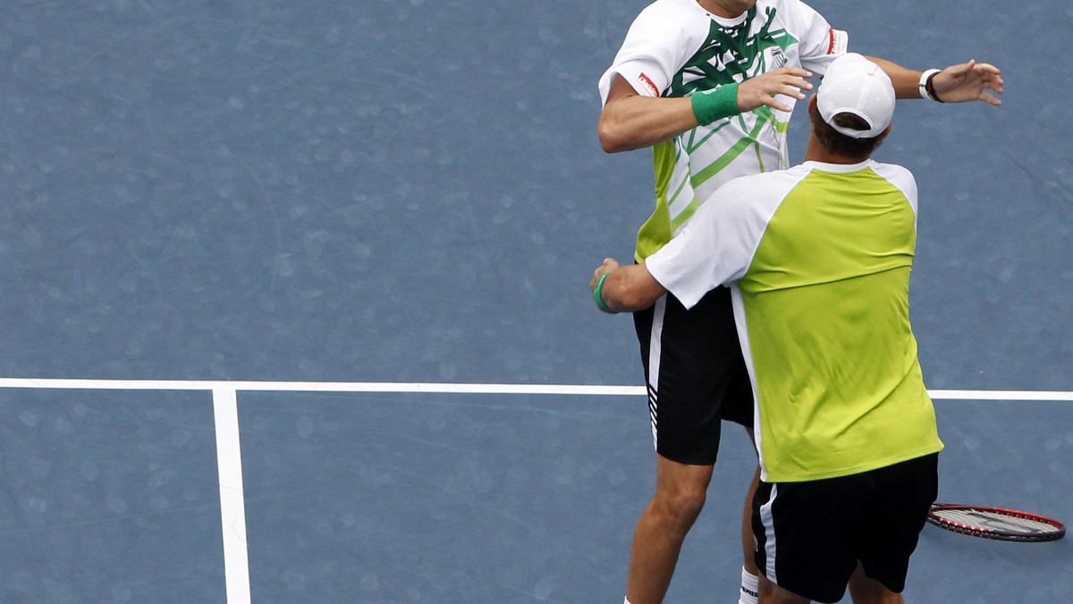 Bracia Mike i Bob Bryanowie przegrali z Davidem Nestorem i Nenadem Zimonjiciem w półfinale turnieju ATP World Tour Finals (z pulą nagród 5 mln funtów). W finale kanadyjsko-serbska para zmierzy się ze zwycięzcą meczu pomiędzy Makeshem Bhupathim i Maksem Mirnyjem, a Mariuszem Fyrstenbergiem i Marcinem Matkowskim.