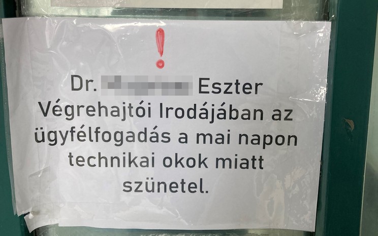 Ez a cetli fogadja az M. Eszter irodájához látogatókat