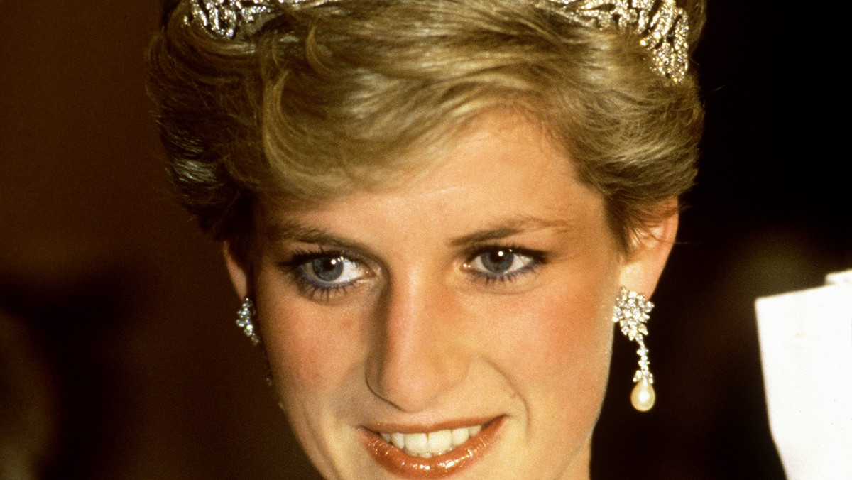 Księżna Diana to postać, która rodzi wśród Brytyjczyków bardzo wiele emocji. Była kobietą uwielbianą przez niemal wszystkich mieszkańców. Niestety, zmarła w wypadku samochodowym w 1997 roku.