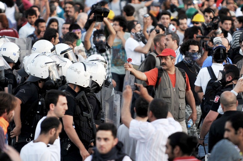 AP je izvestio da je policija ispalila suzavac i gumene metke da rastera okupljene po bočnim ulicama, a za sada nema izveštaja o povređenima.