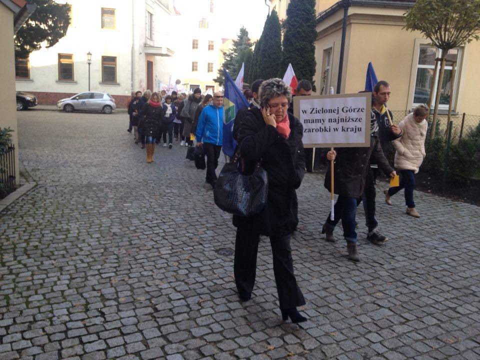 
Żółta kartka dla Kubickiego. "Zarabiamy za mało"