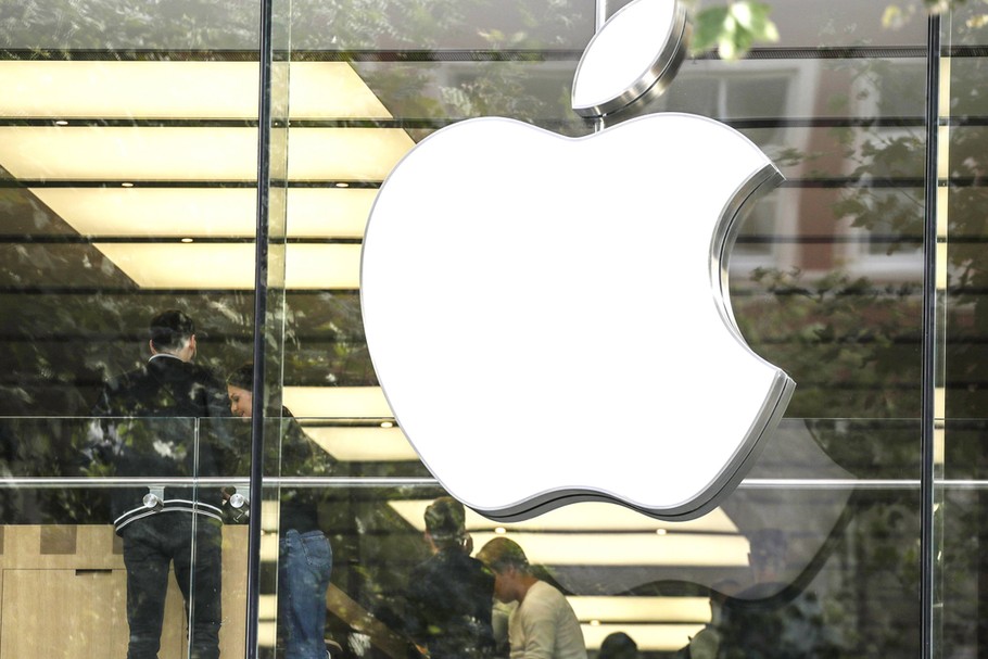 FBI prosiło Apple o pomoc w odblokowaniu telefonów również wcześniej – poprzednio w 2016 roku. Wówczas federalni potrzebowali danych z iPhone’a 5C należącego do sprawcy strzelaniny w San Bernardino. Firma Apple odmówiła, ale służby i tak odblokowały telefon dzięki pomocy podmiotu zewnętrznego. 