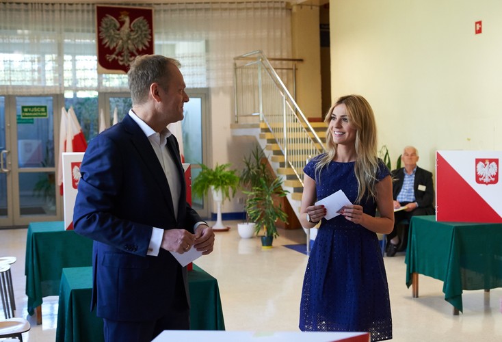 Przewodniczący Rady Europejskiej Donald Tusk z córką Katarzyną podczas głosowania w Sopocie